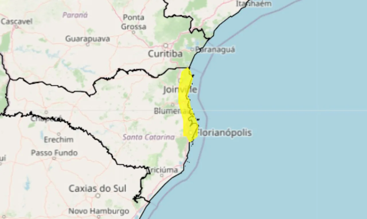 A imagem mostra as áreas em alertas para chuva intensa em Santa Catarina